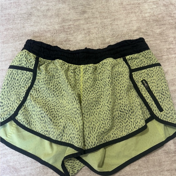 Lululemon Tracker Short III *4-way Stretch size 8 - Picture 2 of 5